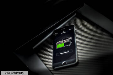 Tesla Model S App Telefono Funzionamento – interior, smartphone on wireless charging pad