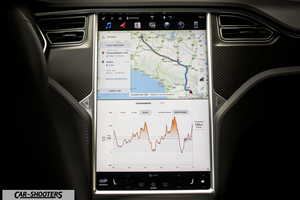Tesla Model S FUNZIONAMENTO – dashboard, large central touchscreen display