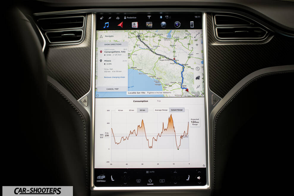 Tesla Model S FUNZIONAMENTO – dashboard, large central touchscreen display