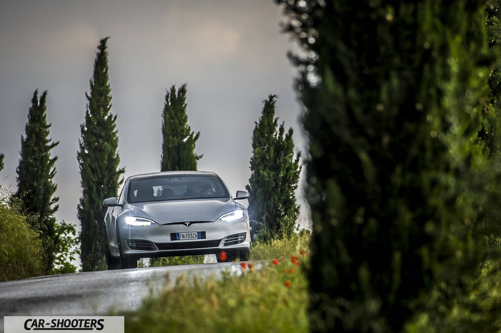 Tesla Model S FUNZIONAMENTO – front three-quarter, silver on a country road