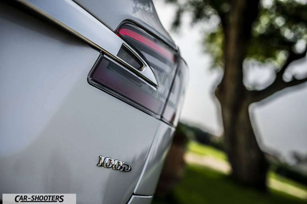 Tesla Model S FUNZIONAMENTO – detail, taillight and badge close-up