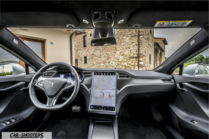 Tesla Model S – dashboard, large central touchscreen display