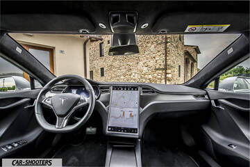 Tesla Model S – dashboard, large central touchscreen display