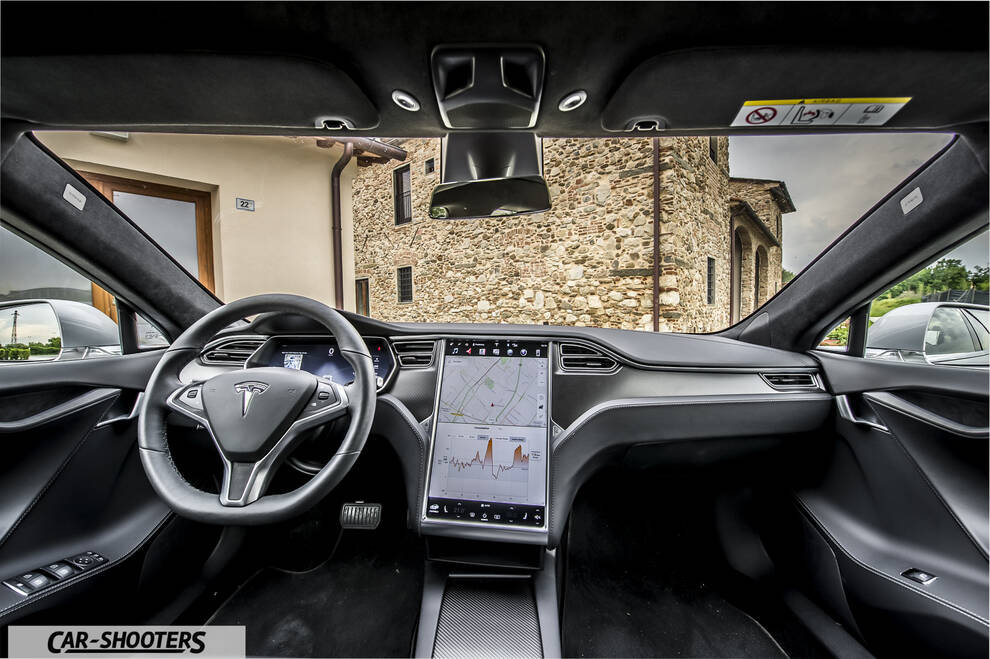 Tesla Model S – dashboard, large central touchscreen display
