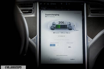 Tesla Model S – dashboard, large central touchscreen display