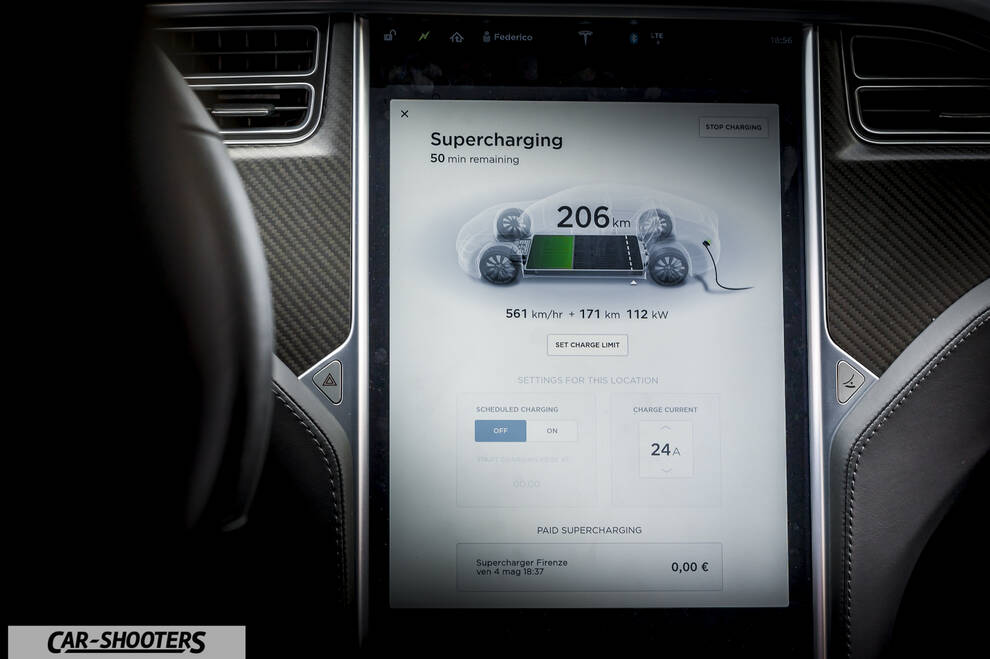 Tesla Model S – dashboard, large central touchscreen display