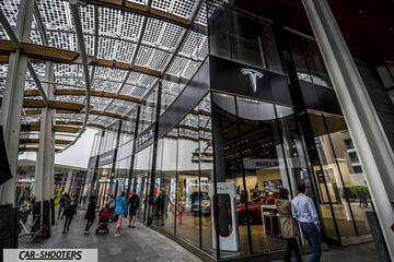 Tesla Model S – detail, outside a tesla store