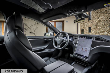 Tesla Model S – interior, black leather interior with large touchscreen