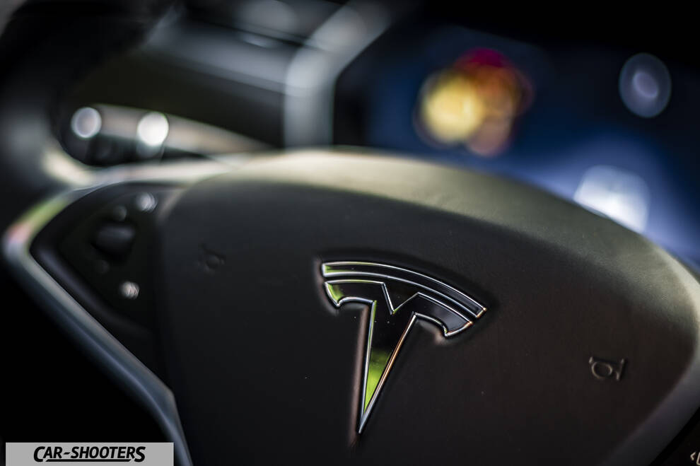 Tesla Model S – dashboard, steering wheel emblem close-up