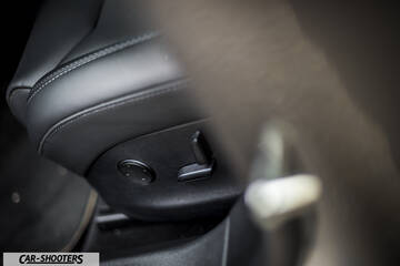 Tesla Model S – interior, leather front seats
