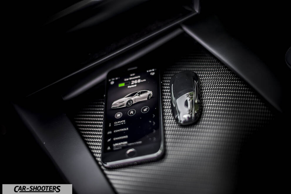 Tesla Model S – detail, smartphone and key fob on console