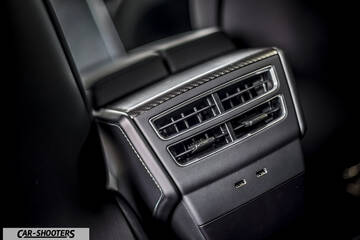Tesla Model S – interior, rear air vents and usb ports