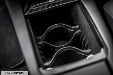 Tesla Model S – interior, center console cup holder