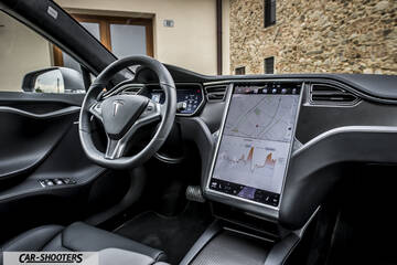 Tesla Model S – dashboard, large central touchscreen display