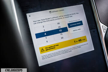 Tesla Model S – dashboard, software update screen on center touchscreen