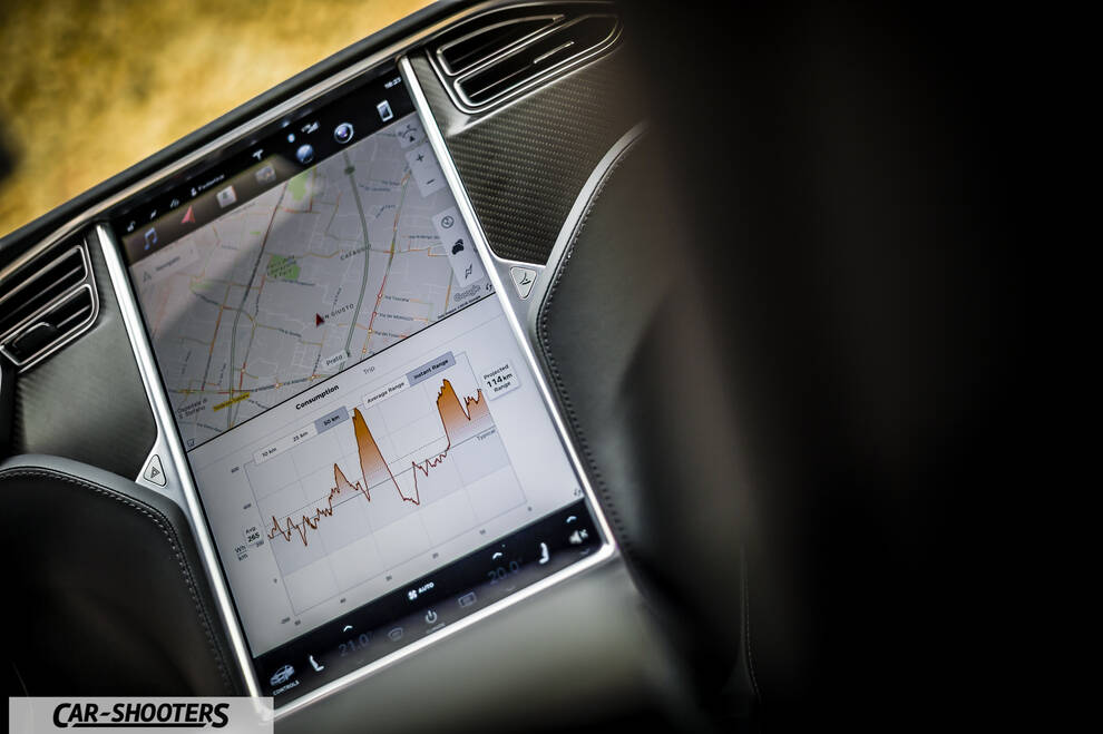 Tesla Model S – dashboard, large touch screen display
