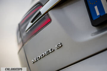 Tesla Model S – detail, rear badge close-up
