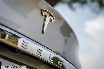 Tesla Model S – detail, rear badge close-up