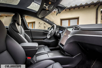 Tesla Model S – interior, black leather seats and dashboard