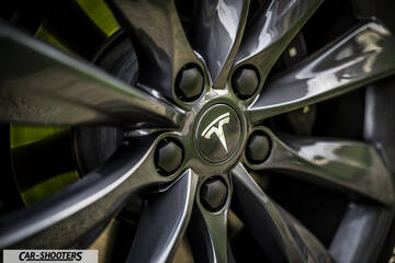 Tesla Model S – detail, alloy wheel close-up
