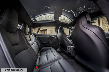 Tesla Model S – interior, leather rear seats and glass roof