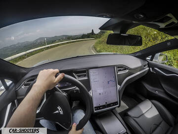 Tesla Model S – interior, large central touchscreen display
