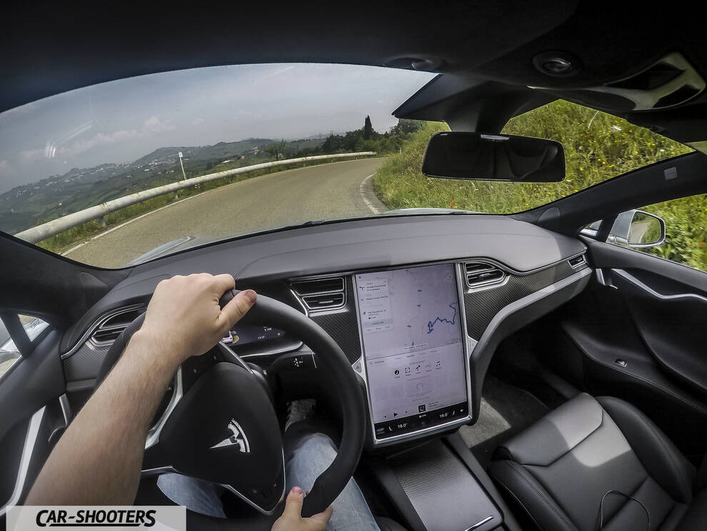 Tesla Model S – interior, large central touchscreen display