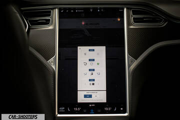 Tesla Model S Touchscreen Funzionamento – dashboard, large central touchscreen display