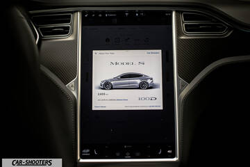 Tesla Model S Touchscreen Funzionamento – dashboard, large central touchscreen display