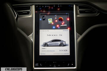 Tesla Model S Touchscreen Funzionamento – dashboard, large central touchscreen display