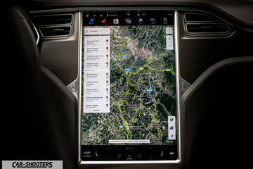 Tesla Model S Touchscreen Funzionamento – dashboard, large central touchscreen display