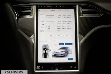 Tesla Model S Touchscreen Funzionamento – dashboard, large central touchscreen display