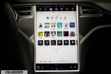 Tesla Model S Touchscreen Funzionamento – dashboard, large central touchscreen display