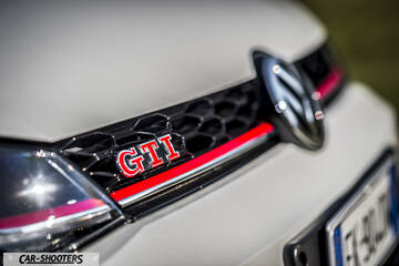 Volkswagen Golf GTI – detail, front grille badge close-up
