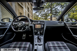 Volkswagen Golf GTI – dashboard, plaid fabric front seats