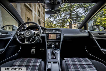 Volkswagen Golf GTI – dashboard, plaid fabric front seats
