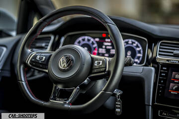 Volkswagen Golf GTI – dashboard, leather steering wheel close-up