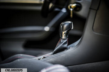 Volkswagen Golf GTI – interior, gear shifter close-up