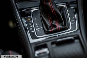 Volkswagen Golf GTI – interior, gear selector with red stitching