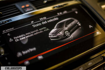 Volkswagen Golf GTI – dashboard, infotainment screen displaying vehicle status