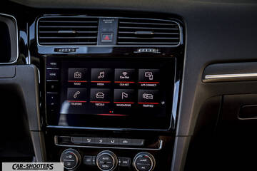 Volkswagen Golf GTI – dashboard, touchscreen infotainment system