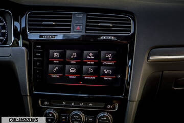 Volkswagen Golf GTI – dashboard, touchscreen infotainment system