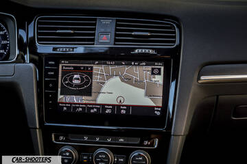 Volkswagen Golf GTI – dashboard, touchscreen infotainment system