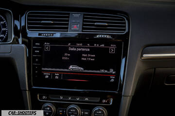 Volkswagen Golf GTI – dashboard, center console touchscreen display