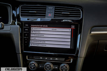 Volkswagen Golf GTI – dashboard, touchscreen infotainment system