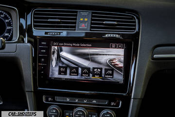 Volkswagen Golf GTI – dashboard, touchscreen infotainment display