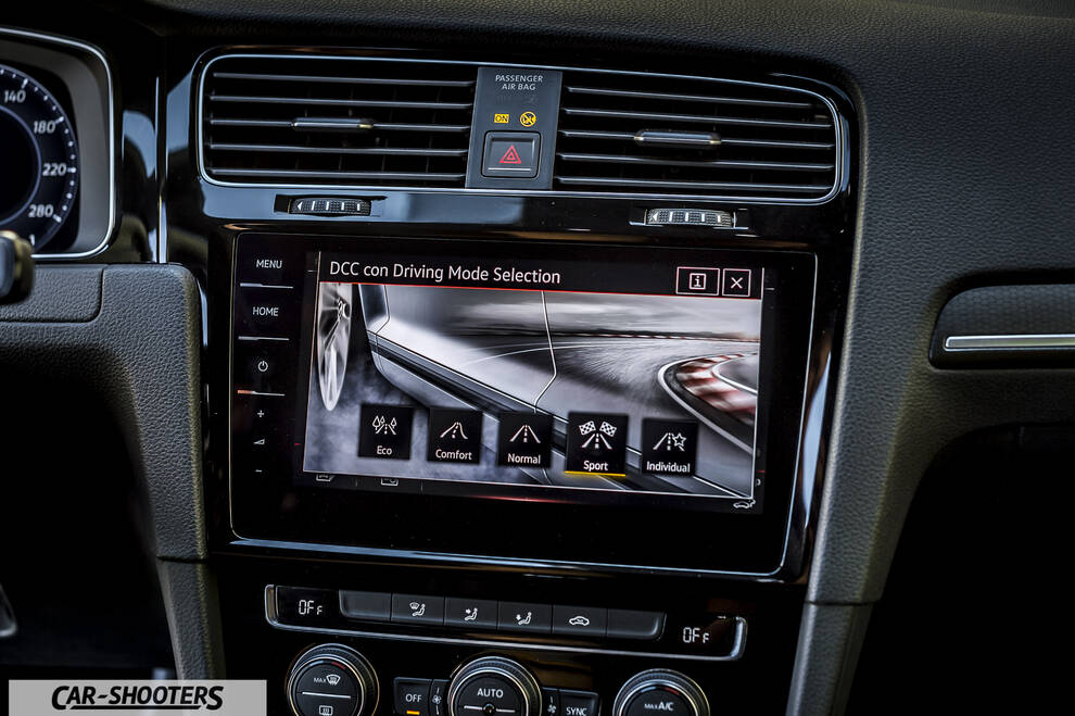 Volkswagen Golf GTI – dashboard, touchscreen infotainment display