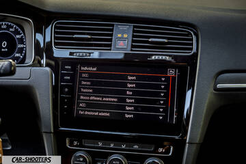 Volkswagen Golf GTI – dashboard, center touchscreen with menu display