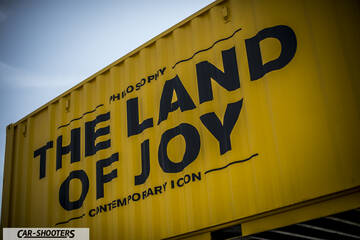 detail, yellow container with text