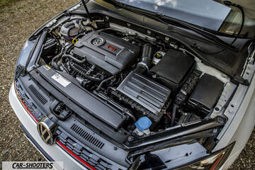 engine bay, clean modern engine bay